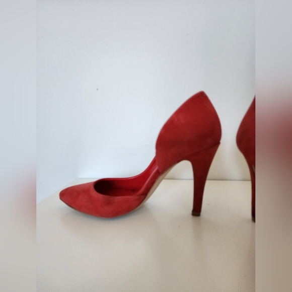 BCBG Women's Red Suede Point Toe Pumps, size 5 - Picture 6 of 6